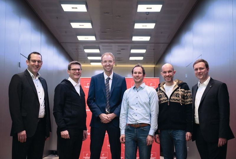 Zum Roundtable im Vorfeld der Digital Factory auf der Hannover Messe 2019 waren neben dem Geschäftsbereichsleiter Arno Reich auch Dr. Stefan Ferber von Bosch SI, Sven Goldstein von Beckhoff Automation, Jan Metzner und Constantin Gonzalez von AWS sowie Guido Reimann vom VDMA (v.l.) gekommen. (Deutsche Messe)