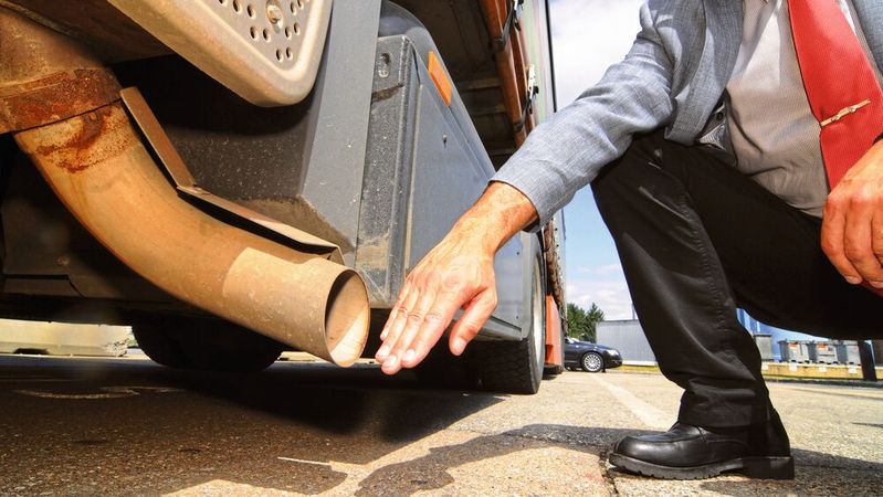 Nutzfahrzeugabgase sollen in der EU deutlich reduziert werden. (Bild:  @elmar gubisch - stock.adobe.com)