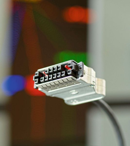 Der Har-Motion Steckverbinder von Harting ist eine neue Lösung, die sich speziell für den Einsatz in der Kleinrobotik eignet. (Bild: HARTING/KUKA)