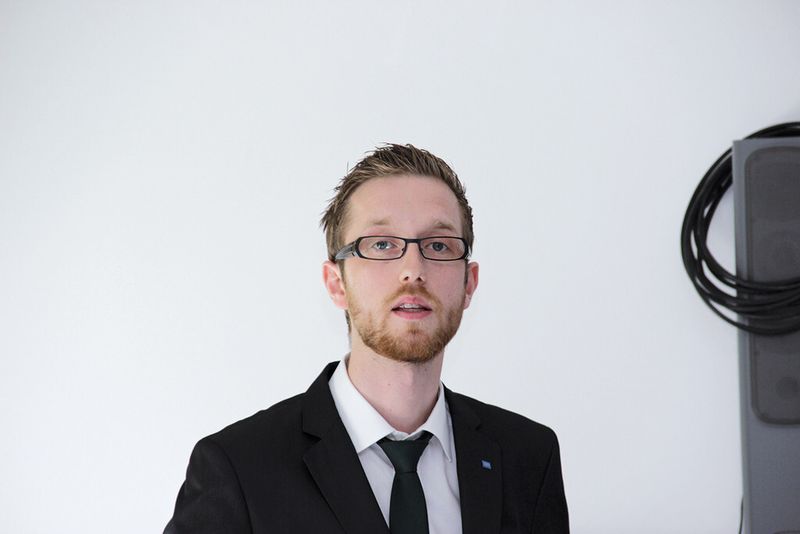 „Gras als Reststoff könnte bis zu 20 % des deutschen Kraftstoffbedarfs decken“, erläutert Matthias Glemser von der Fachgruppe Industrielle Biokatalyse an der TU München. (Bild: Itasse)