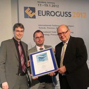 Zweiter 1. Preis für DGS Druckguss Systeme (St. Gallen):  Marc Hummel (links),Audi AG und  Markus Heim (mitte), DGS nehmen die Auszeichnung entgegen. 