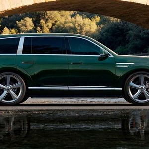 Das in der Top-Version knapp 3,5 Tonnen schwere Elektro-SUV hat reichlich Kraft.(Bild:  Genesis)