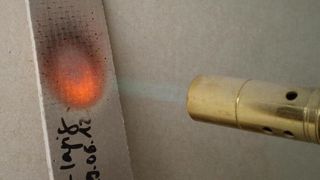 Der neue nichtbrennbare Faserverbundwerkstoff NFW setzt Maßstäbe: Ein spezielles Glasgewebe und eine keramische Matrix sorgen für eine Dauertemperaturbeständigkeit bis 600 °C. (Bild: Keraguss)