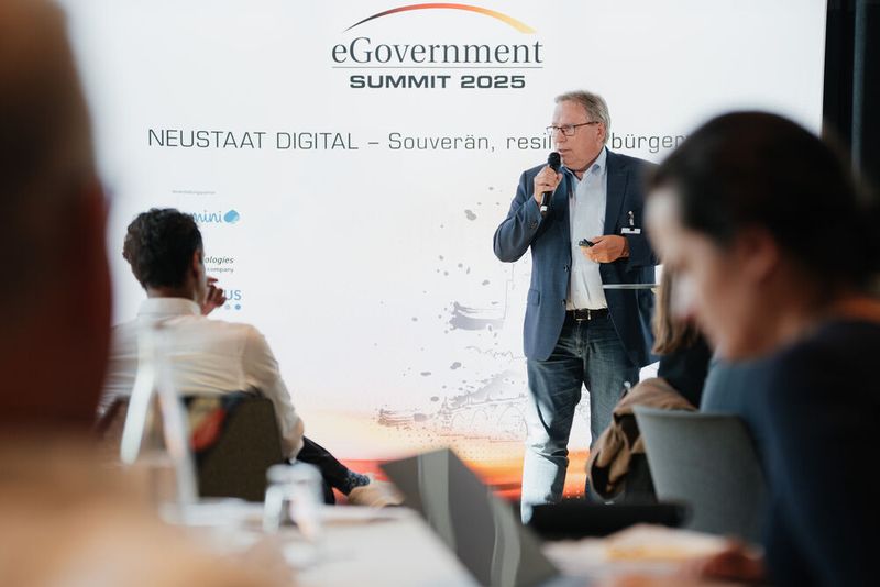 Dr. Horst Baier, CIO in Niedersachsen präsentierte einen „Erfahrungsbericht aus der KI-Werkstatt Niedersachsen: LLMoin, Copilot und ihre Anwendungsfälle“.   (©Manuel Emme Fotografie)