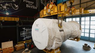 Ein Turbine der HL-Klasse wird im Berliner Gasturbinenwerk verladen. (Bild: Eric Koeckeritz)