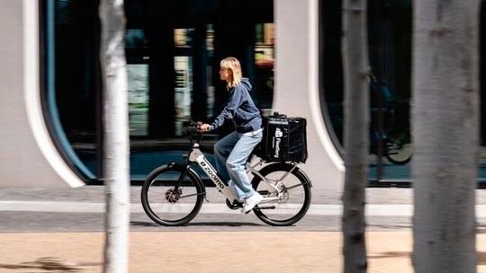 Geht weit über das normale Food-Geschäft hinaus: Die Same-Day-Delivery-Dienstleistung von Fleetlery bringt alles, was in einem Rucksack auf der letzten Meile transportfähig ist.(Bild:  Fleetlery)