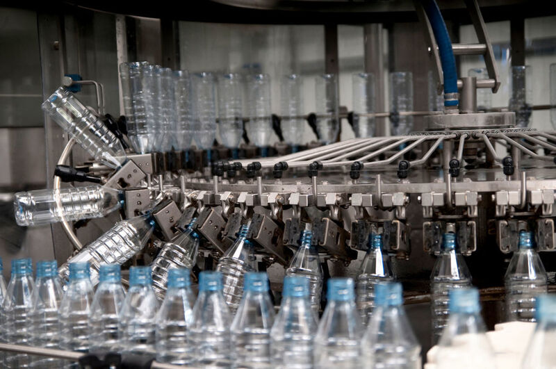 Kombinierte Drehübertrager ermöglichen es bei einer Getränkeabfüllanlage, die Flaschen mit Spülmitteln und Wasser zu reinigen, mit Druckluft auszublasen sowie mit den entsprechenden Flüssigkeiten neu zu befüllen. (Servotecnica)