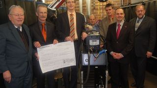 Über die neuen Schweißgeräte  freuen sich: v. l. n. r. Erwin Reinschmidt (DVS), Gerd Lutz (Handwerkskammer Karlsruhe), Randolf Diel (DVS), Antonino Porcedda, Torsten Faust, Dr. Patrick Jakob, Konrad Kellner (alle Handwerkskammer Karlsruhe) (HKKA) (Archiv: Vogel Business Media)