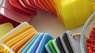 Abb: 1 Polymere sind so vielfältig wie ihre Anwendungen. Neben ihren Materialeigenschaften ist für viele Fragestellungen auch ihre stoffliche Zusammensetzung relevant. (© Aykut Erdogdu / Fotolia.com)