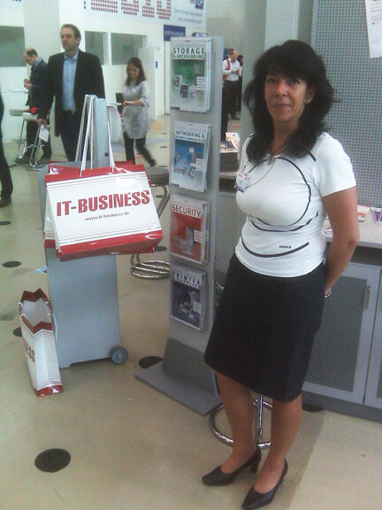 Sabine Seider versorgte am IT-BUSINESS-Stand die Besucher mit Zeitschriften und Tragetaschen. (Archiv: Vogel Business Media)