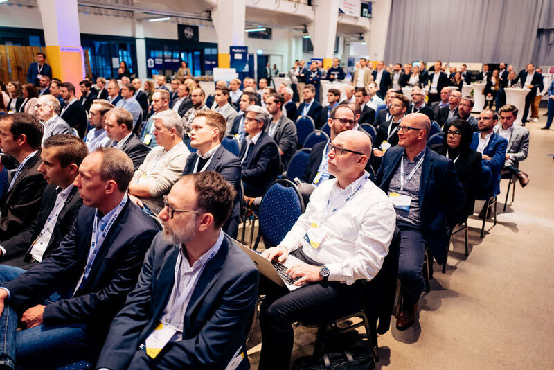 Die zweite Keynote auf der D2i Conference 2019 hielt Daniel Nill, Geschäftsführer von Turbine Kreuzberg. Er stellte die Plattform als Gamechanger vor, die ganze Branchen innerhalb weniger Sekunden transformieren kann. (Besim Mazhiqi)