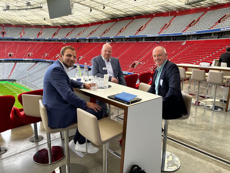 Dermot Hayden, Sophos (v. r), im Gespräch mit dem Distributor TIM AG Matthias Többen und Andreas Kraus. (IT-BUSINESS)