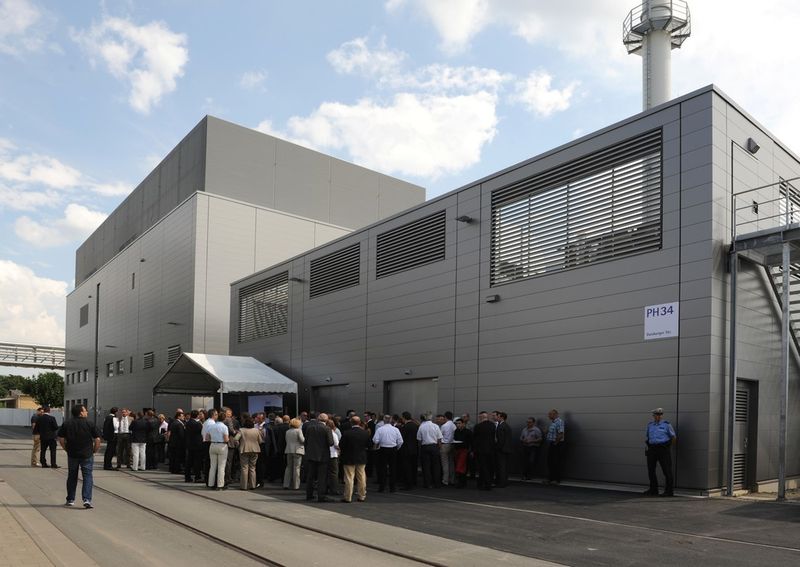 Rund 130 Gäste bei der Einweihung des neuen Blockheizkraftwerks bei Merck in Darmstadt. (Bild: Merck)