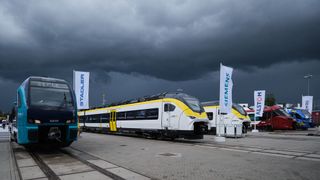 Auch wenn der Himmel über Berlin duster ist: Die Industrie präsentiert neue Fahrzeuge. Hier die Wasserstoff- und Batterietriebzüge von Stadler, Siemens Mobility, Alstom und Newag. (Bild: Richard Oed)