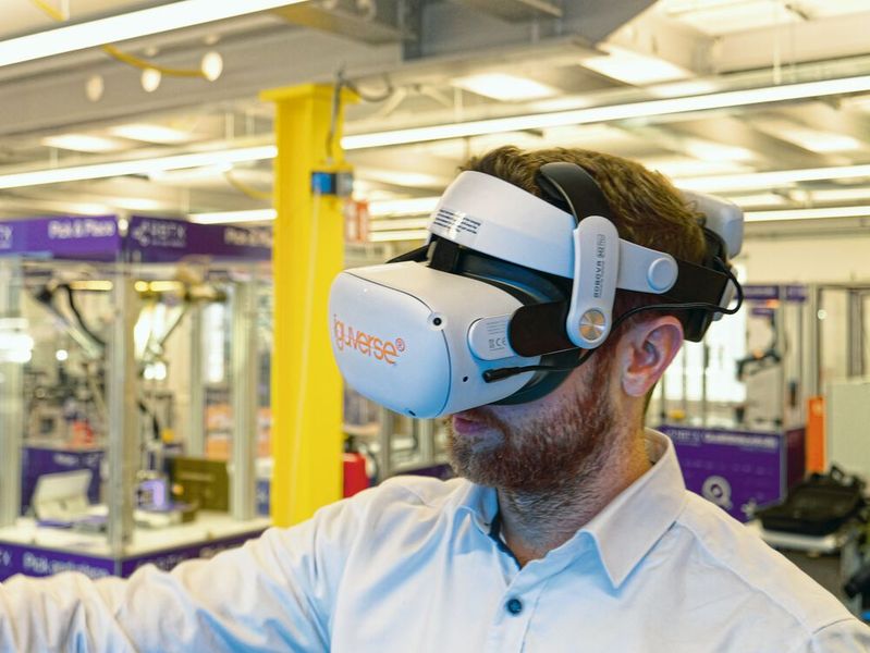 Mithilfe einer VR-Brille können Kunden und Vertrieb gemeinsam in das Metaverse eintauchen. (Bild: igus)