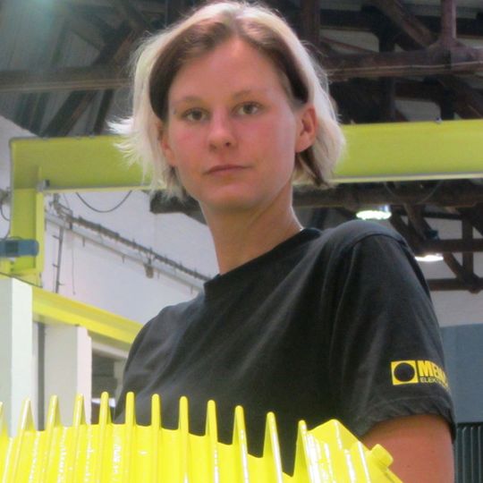 E-Powerfrau Juliane Poetke: Im Januar 2012 hatte die zweifache Mutter bei der Gesellenprüfung als Zweitbeste des Landes Berlin  abgeschnitten.(Bild:  Menzel Elektromotoren)