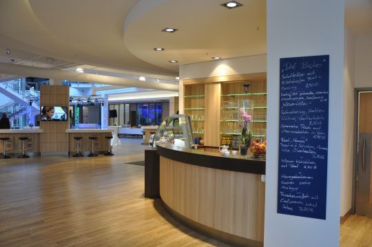 Im hauseigenen Bistro stehen den Kunden Snacks und Getränke zur Verfügung. (Foto: Richter)