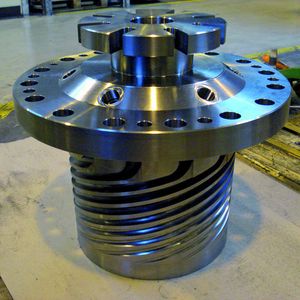 Bild 1: Der Wendelverteiler als Fertigteil mit eingearbeiteten Tieflochbohrungen und der mit einem Vollhartmetallfräser gefrästen 30-mm-Nut.  Bild: Iscar