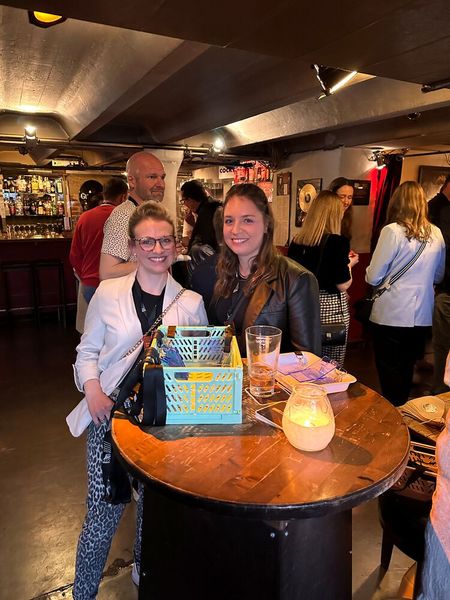 Dorothée Vollmer und Louisa Wilhelms (r., Office Partner) begrüßen jeden Gast. (Bild: Vogel IT-Medien GmbH)