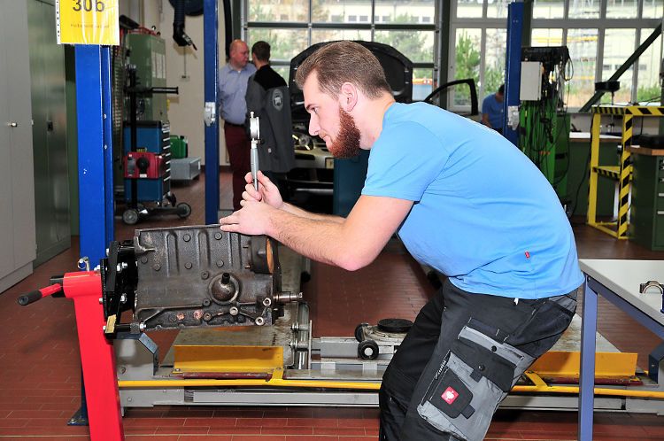 Tim Becker aus dem Saarland überprüft das Kolbeneinbauspiel. (Foto: Schmidt)