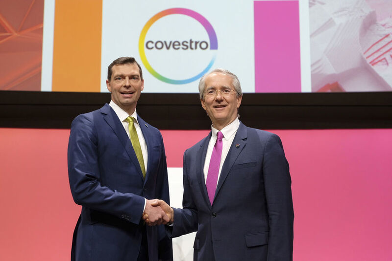 Patrick Thomas (re.) übergibt zum 1. Juni 2018 den Vorstandsvorsitz an Dr. Markus Steilemann (li.). (Covestro)