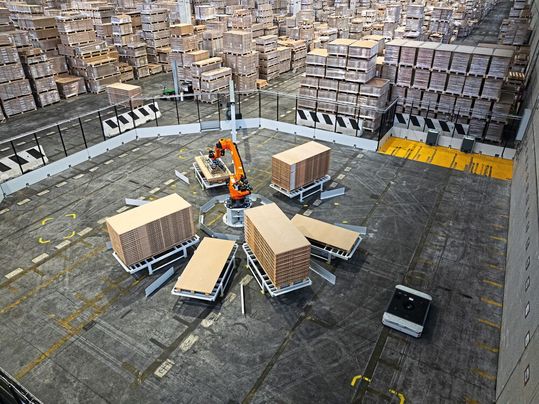 In vielen Produktionshallen arbeiten schon heute stationäre und mobile Roboter zusammen.(Bild:  Kuka Deutschland)