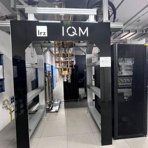 Im Schaltschrank neben der Hängevorrichtung befindet sich die Leistungselektronik, die die Microwellen erzeugt, die auf die Qubits einwirken. (Bild:  Vogel IT-Medien GmbH)