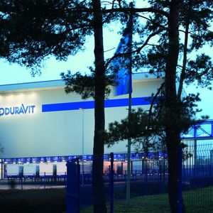 Weltweit baut Duravit ein einheitliches Unternehmens- und Markenbild auf. Auch das neue Gebäude sollte mit seinem Erscheinungsbild einen Beitrag dazu leisten und wurde in den Duravit- Markenfarben blau und grau gestaltet.