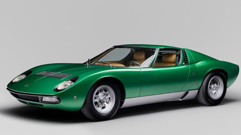 Der Modellname „Miura“ bezieht sich auf Don Eduardo Miura, einen bekannten spanischen Kampfstierzüchter und Freund von Ferruccio Lamborghini. Dieser Züchter war Besitzer des berühmten Kampfstiers Murciélago, von dessen Kraft und Eleganz Lamborghini sehr beeindruckt war. Mit diesem Modell begann Lamborghinis Tradition, seinen Fahrzeugen Namen aus dem Bereich des Stierkampfes zu geben. (Bild: Lamborghini)