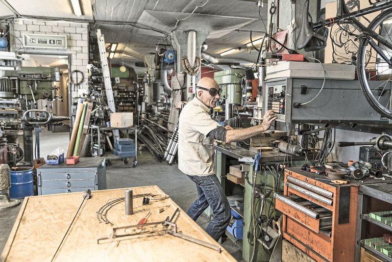Inspirierende Umgebung: Martin Fischer in seiner mechanischen Werkstatt in Zürich.  (Bild: Stefan Jermann)