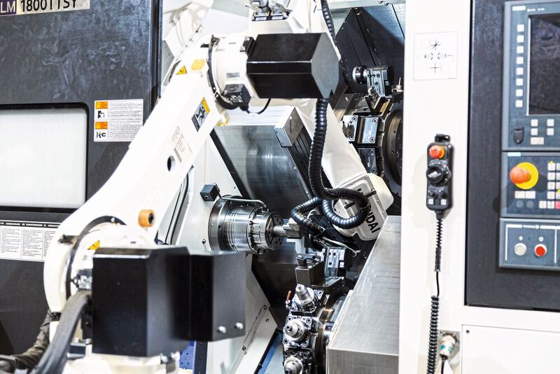 Anbindung des 6-Achs-Roboters Hyundai Wia HH020 an das Mehrachs-Drehzentrum Hyundai Wia LM1800TTSY zur automatisierten Werkstückbeladung.