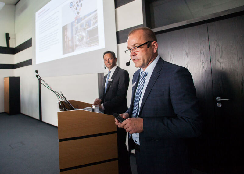 Die beiden Vorstände Jürgen Hillemann (rechts) und Klaus Erdrich eröffneten die Veranstaltung mit einem Vortrag zum Thema „Industrie 4.0 und der Weg zum digitalen Unternehmen - Chancen für den Mittelstand“. (BCT Technology)