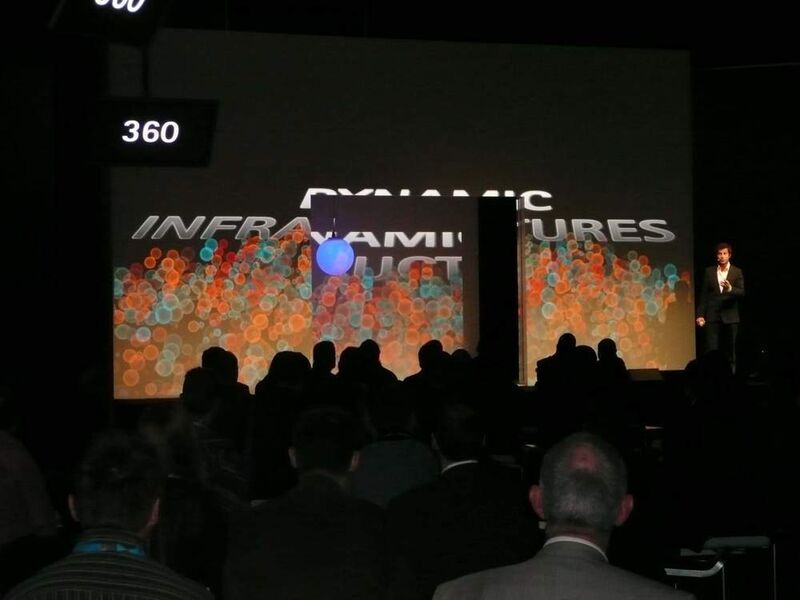 Eine überwältigende Bilderflut. Auf mehreren Bühnen zeigten Moderatoren wie Fujitsu (Siemens) Computers eigentlich im Innersten funktioniert. (Archiv: Vogel Business Media)