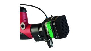 Der Cobot Sawyer von Rethink Robotics und der Kenos-KCS-Greifer von Piab realisieren anspruchsvolle Verpackungsaufgaben in der Kosmetikbranche. (Piab)