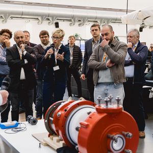 Die Teilnehmer sind sehr interessiert und teilen praktische Erfahrungen aus ihrem Berufsalltag.(Bild:  Stefan Bausewein)