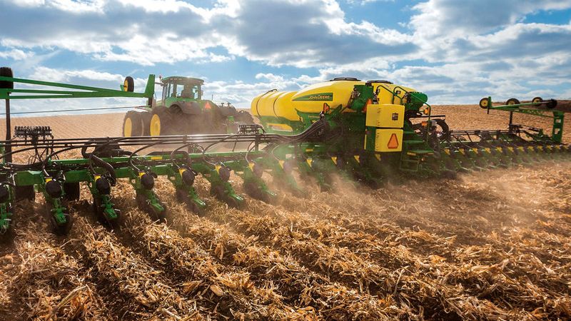 Auf die Tatsache, dass Landwirtschaft mehr und mehr zu einer Wissenschaft wird, reagiert John Deere mit dem Einsatz von IoT-Technologie, insbesondere mit selbstfahrenden Traktoren. So gesehen bildet keineswegs Google die Speerspitze in Sachen autonomen Fahrens, sondern der traditionsreiche Landmaschinenhersteller. Das Unternehmen ist auch Pionier in der GPS-Technologie. Die Systeme, die John Deere in Traktoren verwendet, arbeiten auf zwei Zentimeter genau.  (Bild: John Deere)