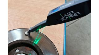 Der Examiner nimmt als Bezugskante den inneren und äußeren Rand der Reibfläche. (Bild: Holz / »kfz-betrieb«)