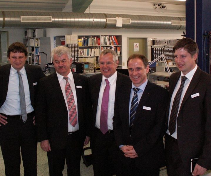 Die Führungsriege von Micro-Epsilon: Dr. Alexander Wisspeintner, Leiter IT; Dipl. Phys. Johann Salzberger, Geschäftsführer; Dipl.-Ing. Karl Wisspeinter, Holding; Prof. Dr. Martin Selllen, Geschäftsführer; Dr. Thomas Wisspeintner, Leiter Entwicklung Sensorik.  (Bild: Jan Vollmuth)