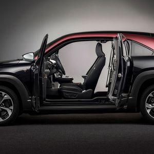 Zum Start gibt es das Fahrzeug zunächst in fünf Ausstattungslinien. (Bild:  Mazda)