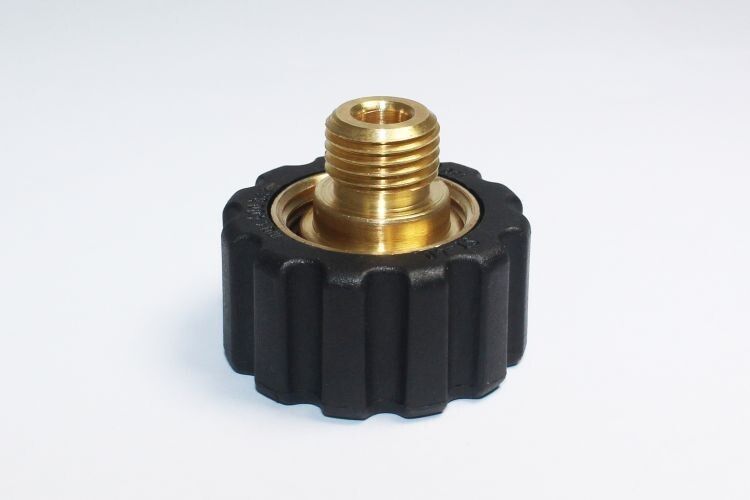 Makra legt dem „Foam Booster“ diverse Adapter für gängige HD-Geräte bei. (Foto: Makra)