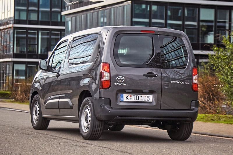 Erhältlich ist der Hochdachkombi wahlweise mit einer verglasten oder verblechten Heckpartie.  (Toyota)