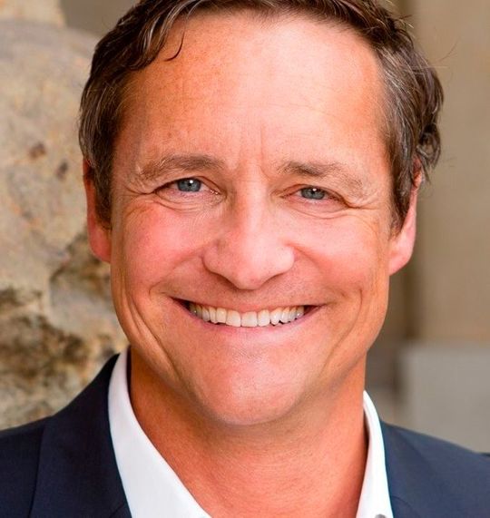 Gerade jetzt müssten in Deutschland Anbieter digitaler Technologien und Services aus dem KMU Umfeld besondere Beachtung seitens der Politik erhalten, denn klar sei, dass die großen Player der Internetwirtschaft dank der Skalierbarkeit ihrer Geschäftsmodelle aktuell besonders von den Krisenanforderungen profitieren könnten, mahnt eco-Vorstandsvorsitzender Oliver J. Süme. (Bild:  eco)