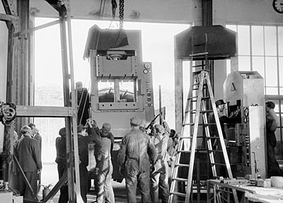 Bild 5: Endmontage und Vorbereitungen zum Lkw-Transport einer hydraulischen Ziehpresse 1954. (Archiv: Vogel Business Media)