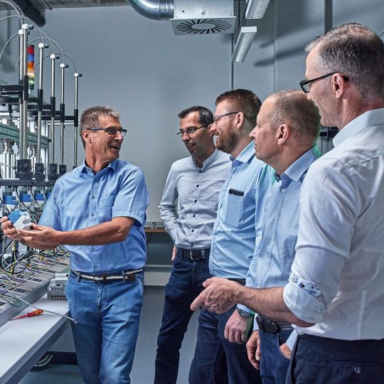Fünf Partner aus der Industrie erproben ein registrierendes Lastgangmesssystem (iRLMSys) für Industrie, Gewerbe und große Erzeugungsanlagen. Fünf Partner aus der Industrie erproben ein registrierendes Lastgangmesssystem (iRLMSys) für Industrie, Gewerbe und große Erzeugungsanlagen.