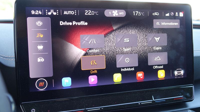 3. Die Fahrmodi: Im Comfort-Modus lässt sich der Cupra erstaunlich unauffällig bewegen. Spätestens im wählbaren Cupra-Modus ist der Formentor scharf gestellt. Lenkung, Fahrwerk, Getriebe und Gasannahme werden entsprechend optimiert, und auch der Fünfzylinder entfaltet sein ganzes Klangbild. Im Driftmodus wird noch die elektronische Stabilitätskontrolle deaktiviert und möglichst viel Kraft auf die Hinterachse geschickt. Auch ein Rennsportstart über die Launch-Control ist dann möglich und sorgt für maximale Beschleunigung aus dem Stand. (Bild: Schreiner – »kfz-betrieb«)