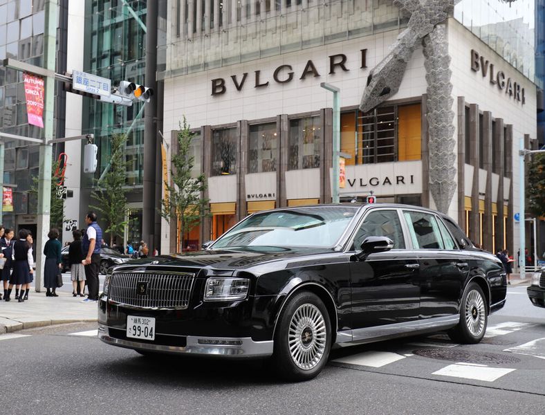Der Toyota Century fällt im Straßenverkehr auf. (Toyota)