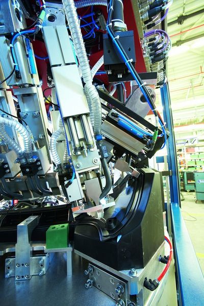 Magnetische Positionssensoren MPS von Sick werden an den Sonotroden der Ultraschall-Schweißanlagen von MS Spaichingen zu analogen Schweißtiefenmessung eingesetzt. (Bild: Sick)