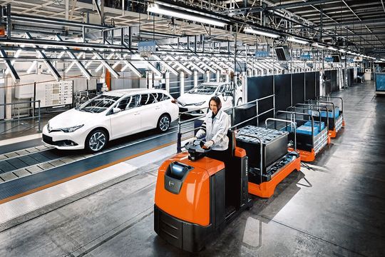 Toyota Material Handling bietet ein breites Sortiment an Schleppern und Anhängern für Routenzüge an und arbeitet an automatisierten Routenzügen mittels FTS. Toyota Material Handling bietet ein breites Sortiment an Schleppern und Anhängern für Routenzüge an und arbeitet an automatisierten Routenzügen mittels FTS.