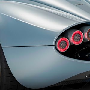 Auch typisch Huayra sind drei runde Leuchteinheiten pro Heckleuchte, die im Fall des Codalunga jedoch in spezieller Weise angeordnet wurden.(Bild:  Pagani)