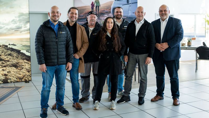 Das Libenti-Team rund um Benjamin Jakob (l.) und Peter Jakob (2. v. r.) setzt alles daran, die Kunden umfassend zu beraten.(Bild:  Jonas Blank)